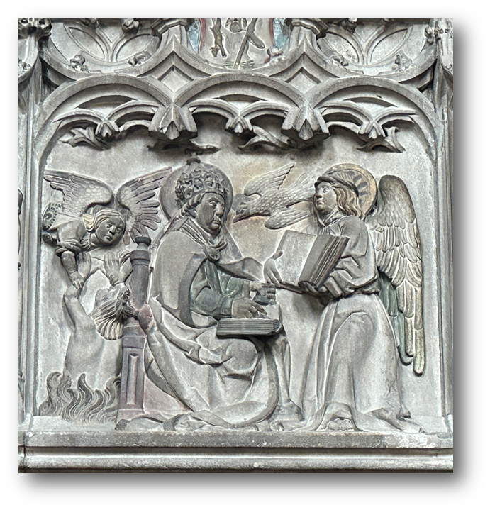 Relief des heiligen Matthäus auf der Kanzel im Dom von Bozen